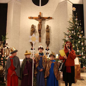 St. Quirinus und die Sternsinger während der Messe