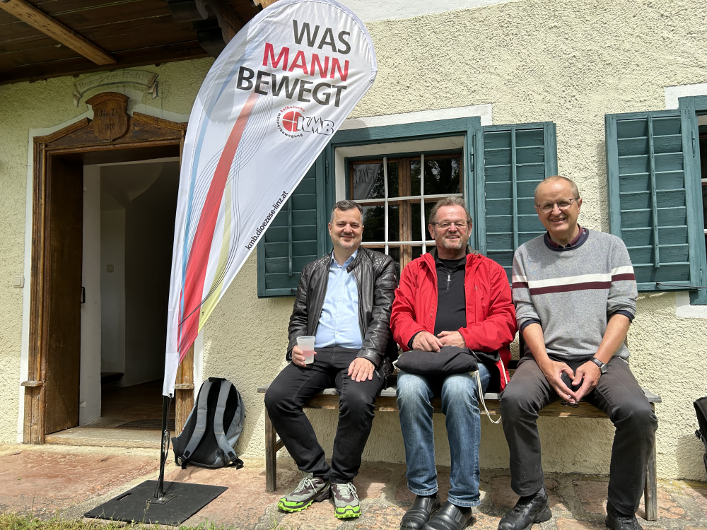Wolfgang Ölz, Ferdinand Kaineder und Wolfgang Bögl vor dem jägerstätterhaus