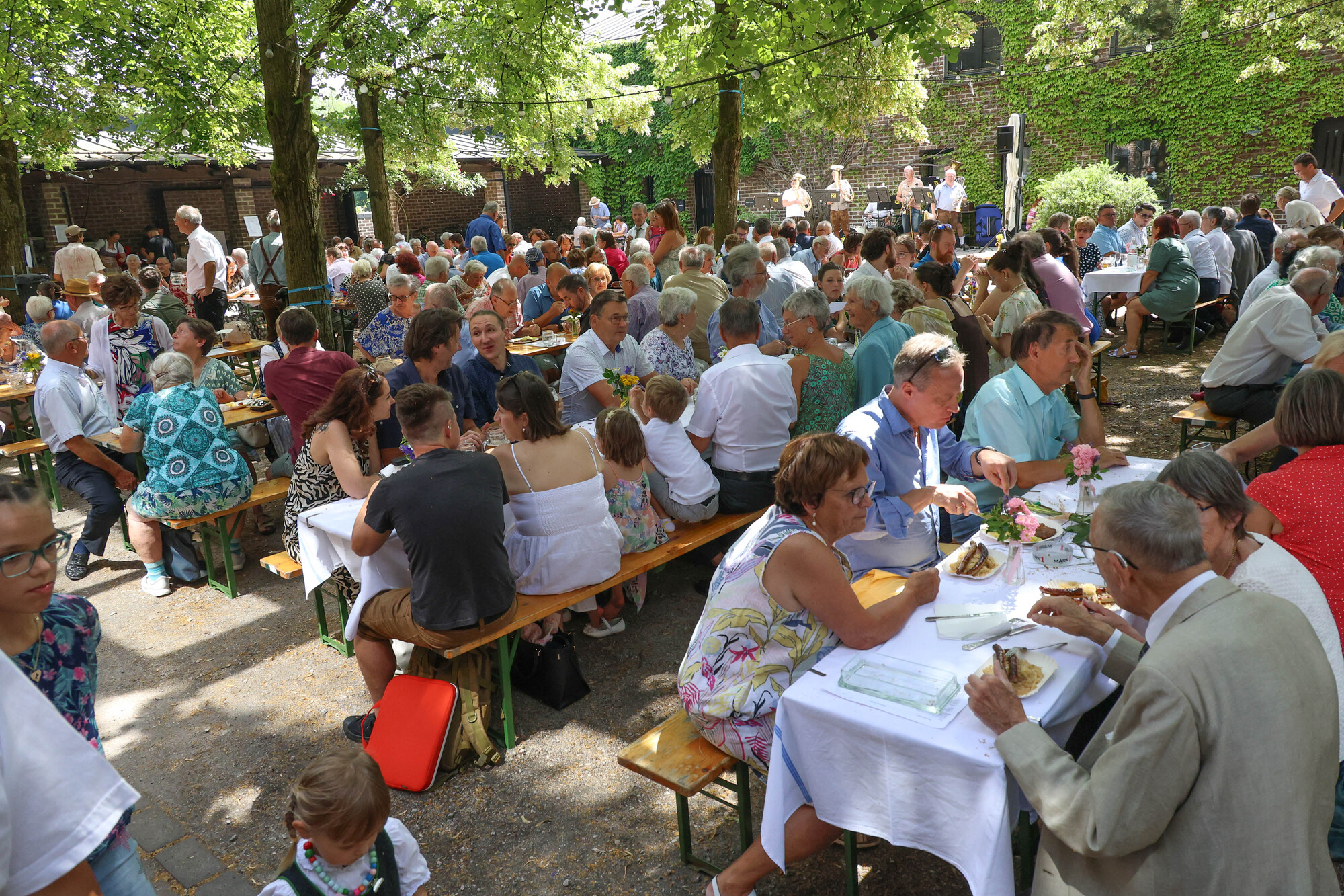 Frühschoppen im Innenhof der Pfarre