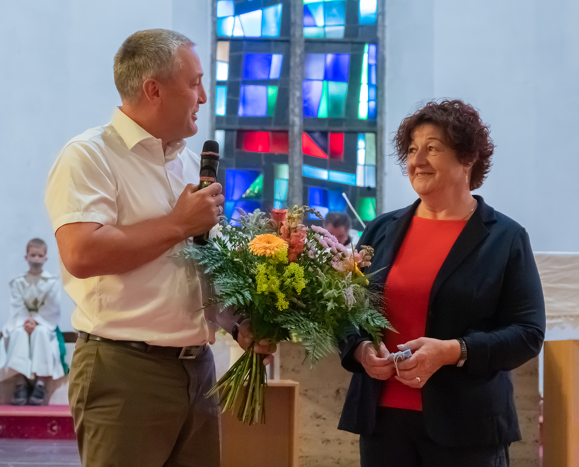 Pfarrgemeinderatsobmann Franz Gegenleitner bedankt sich bei Gabi Straßmeir anlässlich ihrer Pensionierung Ende Juli