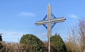 Kreuz vor dem Cardijn Haus