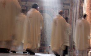 Priester ziehen in den Petersdom ein. ©Hansen Peter 