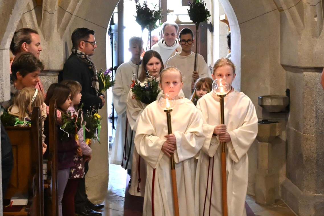 Palmbuschen binden / © Pfarrgemeinde Schönering