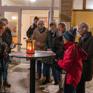 Die Katholische Frauenbewegung lud zur Adventfeier vor das Pfarrheim ein