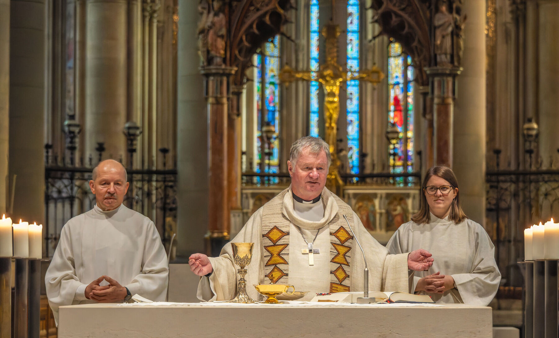 V. l.: Familienseelsorger Josef Lugmayr, Bischof Manfred Scheuer und Pastoralassistentin Stefanie Hinternleitner beim Gottesdienst für (Jubel-)Paare im Linzer Mariendom