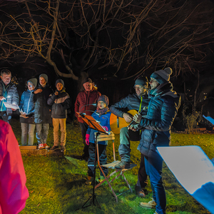 Lebendiger Adventkalender der Pfarre Kirchdorf an der Krems. Adventliche Besinnung - beten, singen und feiern. Anschließend gemeinsam bei Tee wärmen und reden.Bild: Lebendiger Adventkalender bei Familie Steinmann mit Familie Pimminger