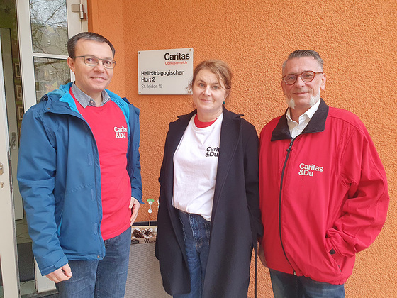 MOSAIK / © Caritas MOSAIK-Mitarbeiterin Andrea Allerstorfer mit Wolfgang Holzinger (li bzw. Mitte) und Christian Krottenauer (re), Leiter der Heilpädagogischen Hortgruppen in St. Isidor.