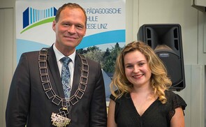 Laura Fuchshuber nach ihrer Studierendenrede mit Rektor HS-Prof. PD Dr. Johannes Reitinger