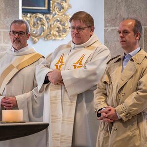 Pfarrer Andreas Golatz, Pastoralvorstand Bruno Fröhlich und Verwaltungsvorstand Thomas Forster – bekundeten vor dem Bischof und der versammelten Feiergemeinde ihre Bereitschaft, die Pflichten dieser Ämter auf sich zu nehmen. 