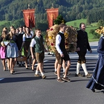 Landjugend Inzersdorf beim Einzug in die Kirche