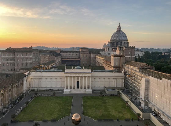 Im Dienste des Papstes / © Mathilde Schwabeneder Im Dienste des Papstes - Der Heilige Stuhl ist nicht nur das Zentrum der Weltkirche, der Vatikan ist auch Arbeitgeber f?r rund 3000 Menschen. Mathilde Schwabeneder hat f?r Kreuz&Quer drei von ihnen durch ihren Alltag begleitet und dabei faszinierende