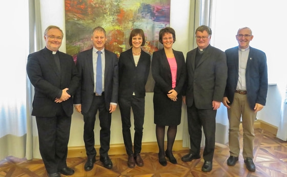 V. l.: Generalvikar Univ.-Prof. DDr. Severin Lederhilger OPraem, Rektor Univ.-Prof. Dr. Franz Gruber, Univ.-Prof.in Dr.in Isabella Guanzini, Univ.-Prof.in Dr.in Klara-Antonia Csiszar, Bischof Dr. Manfred Scheuer, Bischofsvikar Dr. Johann Hintermaier. / © KU Linz V. l.: Generalvikar Univ.-Prof. DDr. Severin Lederhilger OPraem, Rektor Univ.-Prof. Dr. Franz Gruber, Univ.-Prof.in Dr.in Isabella Guanzini, Univ.-Prof.in Dr.in Klara-Antonia Csiszar, Bischof Dr. Manfred Scheuer, Bischofsvikar Dr. Johann Hintermaier.