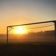 Ein Fußballtor im Abendsonnenschein