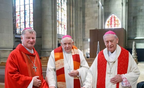 Bischof Manfred Scheuer mit den Jubilaren Bischof em. Maximilian Aichern (Mitte) und Bischof em. Ludwig Schwarz