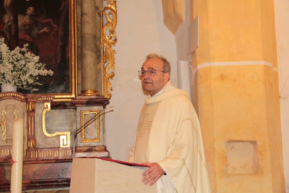 Pfarrer Mag. Christian Öhler bei der Predigt in der Pfarrkirche St. Radegund