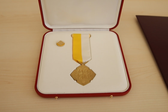 Das Päpstliche Ehrenzeichen „Pro Ecclesia et Pontifice“ wird für besondere Verdienste um die Anliegen der Kirche und des Papstes verliehen. / © Diözese Linz / Kraml Das Päpstliche Ehrenzeichen „Pro Ecclesia et Pontifice“ wird für besondere Verdienste um die Anliegen der Kirche und des Papstes verliehen.