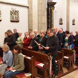 Die Jubelpaare in der Pfarrkirche