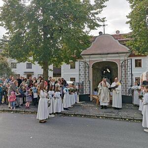 Marian Tatura segnet die Erntekrone.