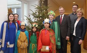 SternsingerInnen der Stadtpfarre Linz mit Georg Muggenhuber und Mag. Mayella Gabmann (Katholische Jungschar der Diözese Linz) bei LH Thomas Stelzer.