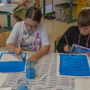 Malworkshop mit kenianischem Künstlern in der Erlebniswelt Unter dem Sternenhimmel