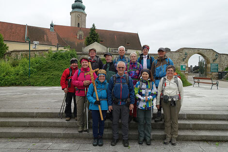 vor der Kirche in Hausleiten