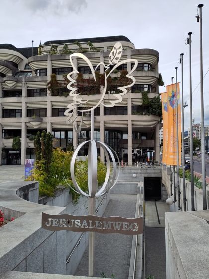 Friedenstaube vor dem Neuen Rathaus in Linz