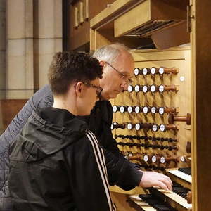 Domorganist Wolfgang Kreuzhuber mit Teilnehmer Florian Birklbauer an der Rudigierorgel