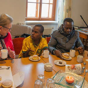 Biko im Pfarrhof bei der Jause