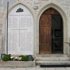  Das Kriegerdenkmal befindet sich neben dem hinteren Eingang der Kirche.  Hier wird den Gefallenen des ersten und zweiten Weltkrieges gedacht