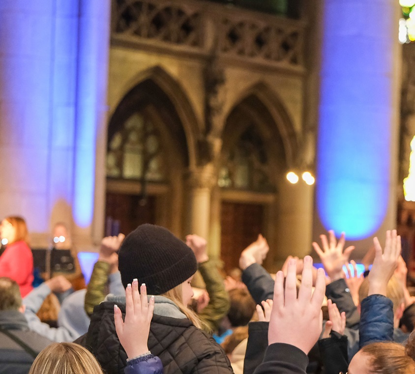 Jugendliche feiern im Linzer Dom