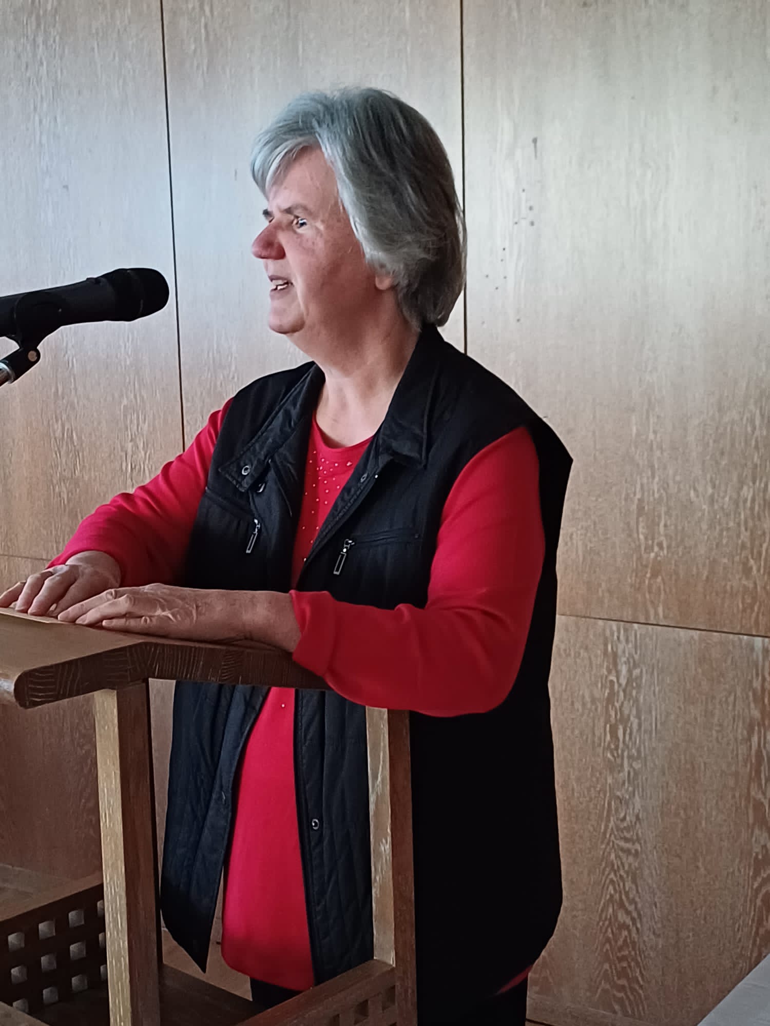 Monika bei der Begrüßung / Blindenpastoral