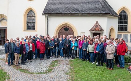 Wallfahrer:innen mit Bischof Manfred Scheuer vor der Kirche in Dörnbach / © Diözese Linz / Thomas Markowetz Wallfahrer:innen mit Bischof Manfred Scheuer vor der Kirche in Dörnbach