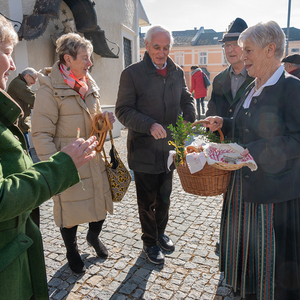 Beugerl werden am Kirchenplatz verteilt.