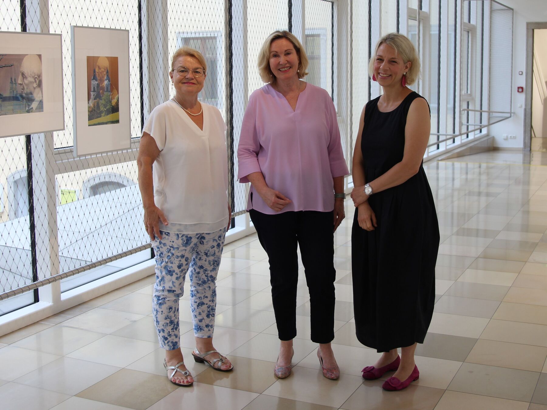 Kinder brauchen Beziehung / © Diözese Linz / Anne Piatkowiak Silvia Breitwieser, Leiterin der TelefonSeelsorge OÖ - Notruf 142, Christine Winkler-Kirchberger, Kinder- und Jugendanwältin des Landes OÖ, sowie Barbara Lanzerstorfer-Holzner, Referentin der TelefonSeelsorge OÖ - Notruf 142 (v.l.n.r.) empfehlen Fami