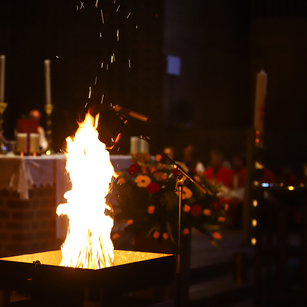 Das Osterfeuer erhellt die dunkle Kirche