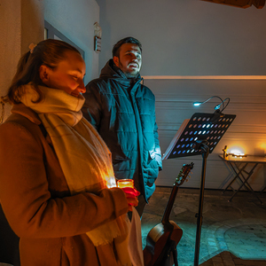 Lebendiger Adventkalender der Pfarre Kirchdorf an der Krems. Adventliche Besinnung - beten, singen und feiern. Anschließend gemeinsam bei Tee wärmen und reden.Bild: Lebendiger Adventkalender bei Familie Haijes