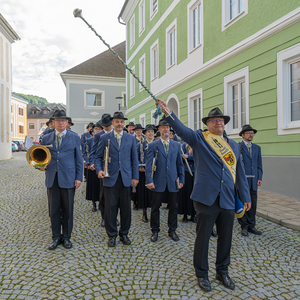 Dankefest in der Pfarre Kirchdorf an der Krems, BIld: Die Stadtkapelle überrascht nach dem Sonntagsgottesdienst  mit einem Ständchen