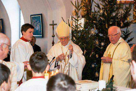 V. l.: Pfarrer Johann Schimmerl, Bischof em. Maximilian Aichern und Pater Alois Bachinger bei der Festmesse