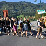 Landjugend Inzersdorf beim Einzug in die Kirche