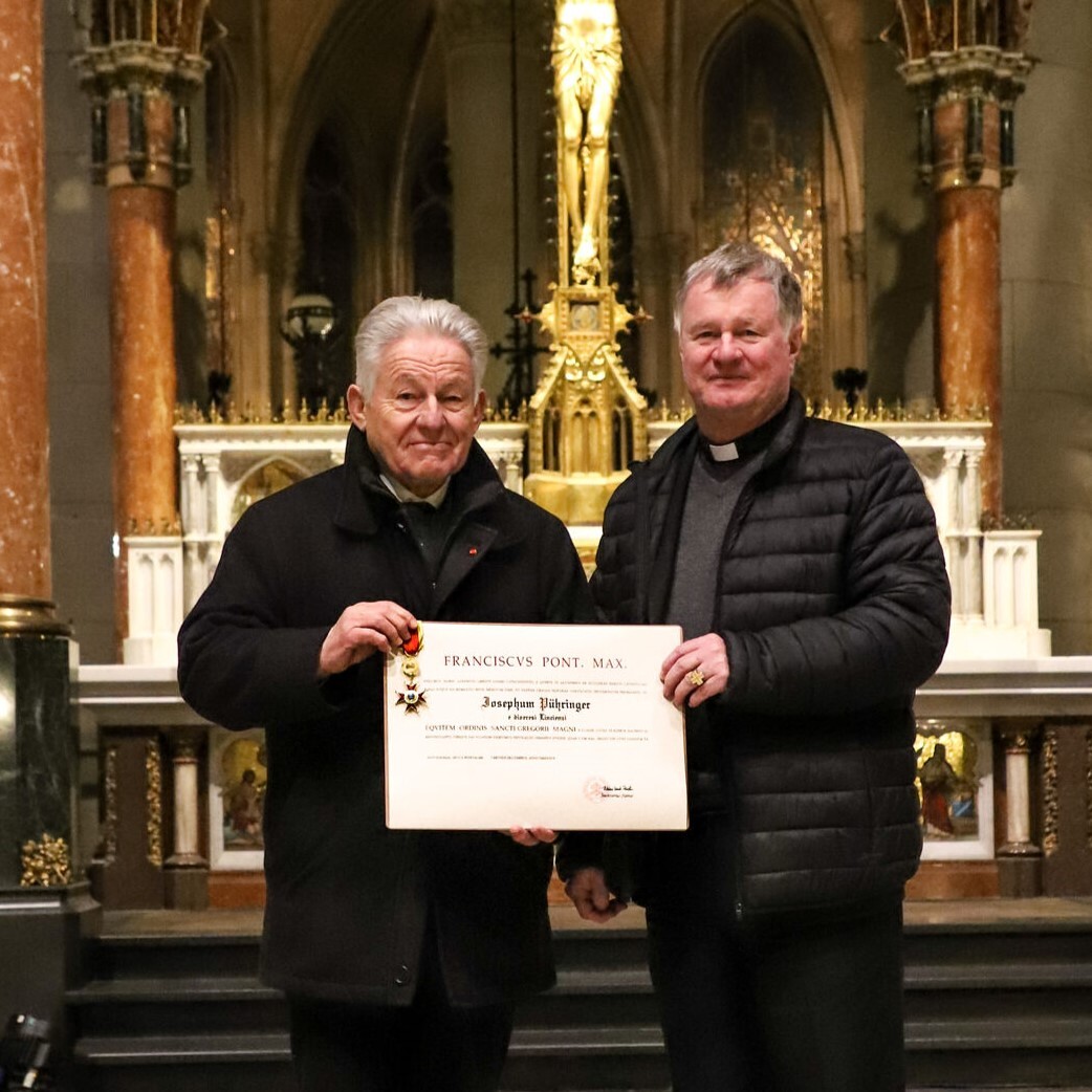 Landeshauptmann a.D. Josef Pühringer (links im Bild) wurde für sein großes Engagement und seine langjährigen Verdienste rund um die Katholische Kirche in Oberösterreich und insbesondere für den Mariendom von Papst Franziskus zum „Komtur des Ordens vo