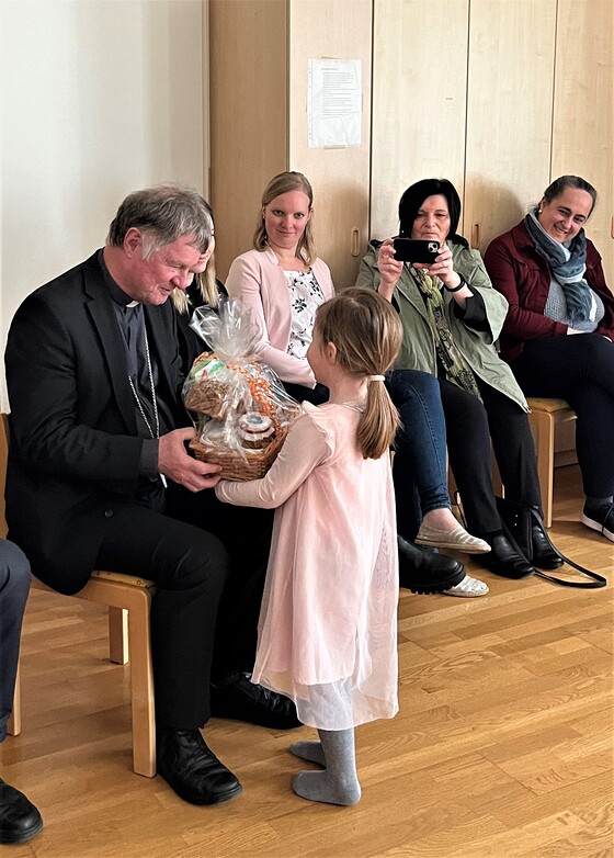 Unser Bischof Manfred zu Besuch im Kindergarten