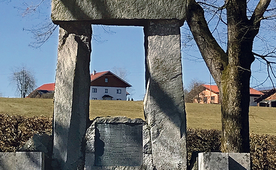 Das Denkmal an der historischen Gerichtsstätte der Herrschaft Frankenburg am Haushamerfeld.