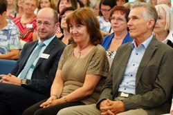 V. l.: Dr. Christian Pichler (Leiter des Kath. Bildungswerks), LAbg. Roswitha Bauer und Dr. Günther Leitner (ehem. Leiter des Kath. Bildungswerks). / Foto: Alois Litzlbauer / V. l.: Dr. Christian Pichler (Leiter des Kath. Bildungswerks), LAbg. Roswitha Bauer und Dr. Günther Leitner (ehem. Leiter des Kath. Bildungswerks). / Foto: Alois Litzlbauer V. l.: Dr. Christian Pichler (Leiter des Kath. Bildungswerks), LAbg. Roswitha Bauer und Dr. Günther Leitner (ehem. Leiter des Kath. Bildungswerks). / Foto: Alois Litzlbauer