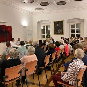 Elias Jamalzadeh in der Bibliothek Buchkirchen