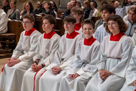 Ölweihmesse im Linzer Mariendom mit 100 jungen Ministrant:innen / © Diözese Linz / Johannes Kienberger Etwa 100 Ministrant:innen nahmen am Gottesdienst teil.