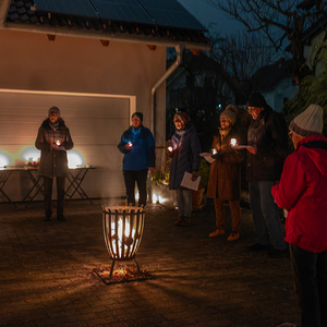 Lebendiger Adventkalender der Pfarre Kirchdorf an der Krems. Adventliche Besinnung - beten, singen und feiern. Anschließend gemeinsam bei Tee wärmen und reden.Bild: Lebendiger Adventkalender bei Familie Haijes