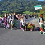 Kindergartenkinder beim Einzug in die Kirche