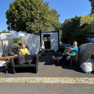 Kleinmöbel am Parkplatz