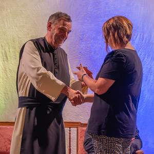 Dankefest im Pfarrsaal Kirchdorf an der Krems, Bild: Pfarrer P. Severin Kranabitl bedankt sich bei der scheidenden Pastoralassistentin Bernadette Hackl und überreicht ihr ein Geschenk