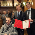 Harald Schmied mit Bürgermeister Nagl und Gilbert Prilasnig (v. l. n. r.) bei der Verleihung des Menschenrechtspreises / © Caritas Steiermark Harald Schmied mit Bürgermeister Nagl und Gilbert Prilasnig (v. l. n. r.) bei der Verleihung des Menschenrechtspreises